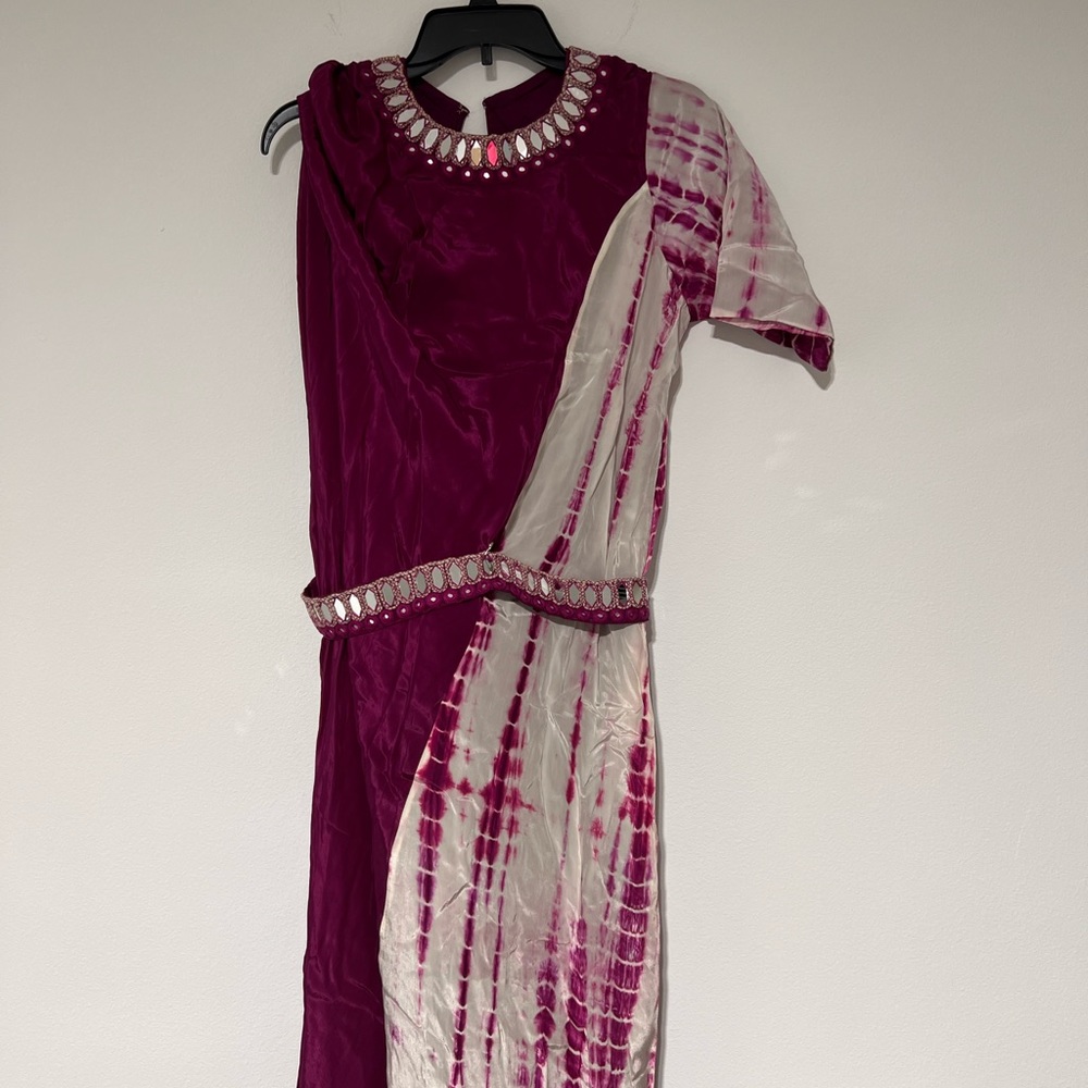 The wine color long gown comes with hip belt - Picture 2 of 3